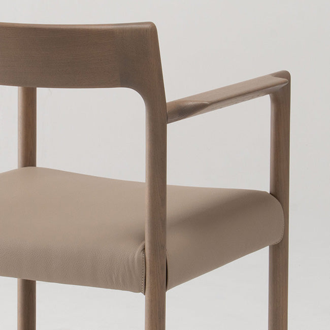 座の張地が簡単に取り外せるカバーリング式なので、メンテナンスが容易です。