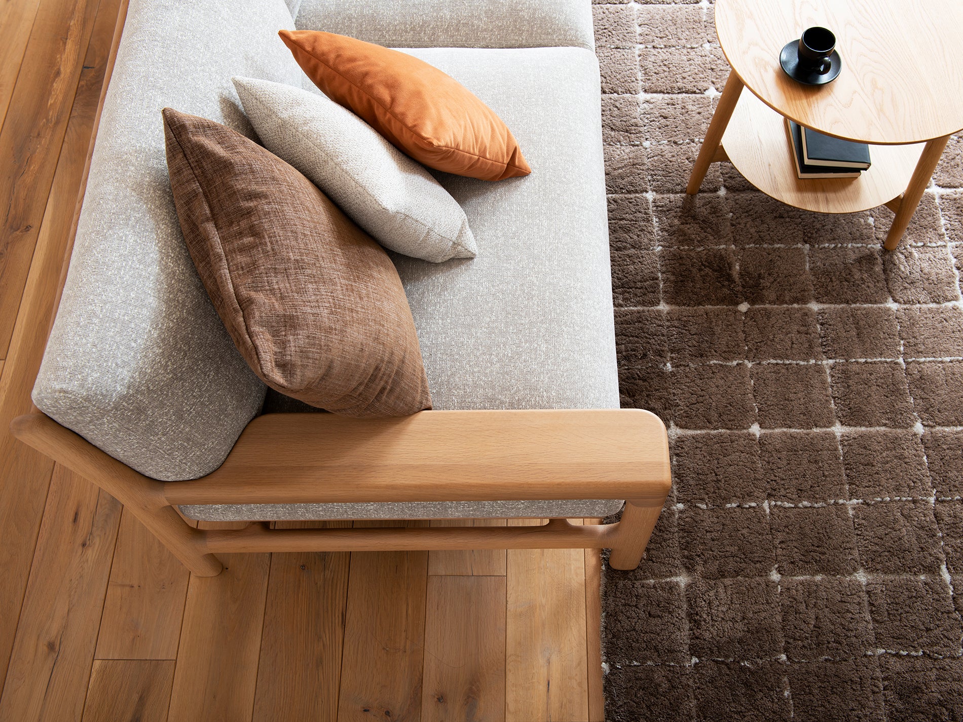 YUKAR LUX リビング ソファー | KAMUY LUX リビング 丸テーブル Φ58