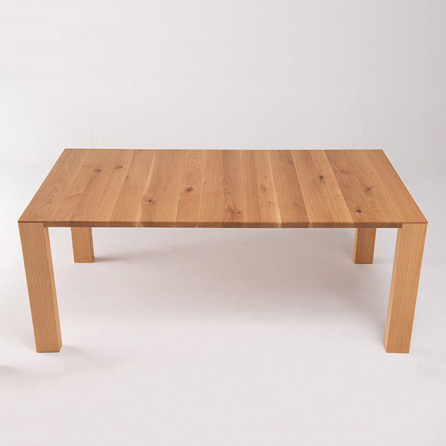 「横接ぎ」の天板が個性的な、無垢材のテーブル