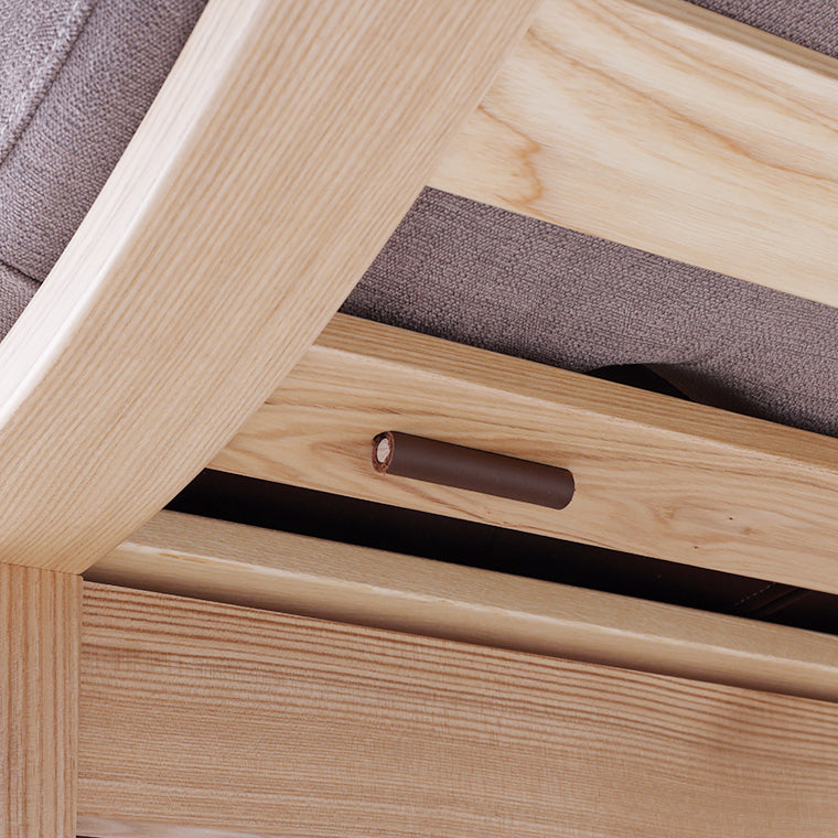 木と革で仕立てたクッションのズレ防止のピン