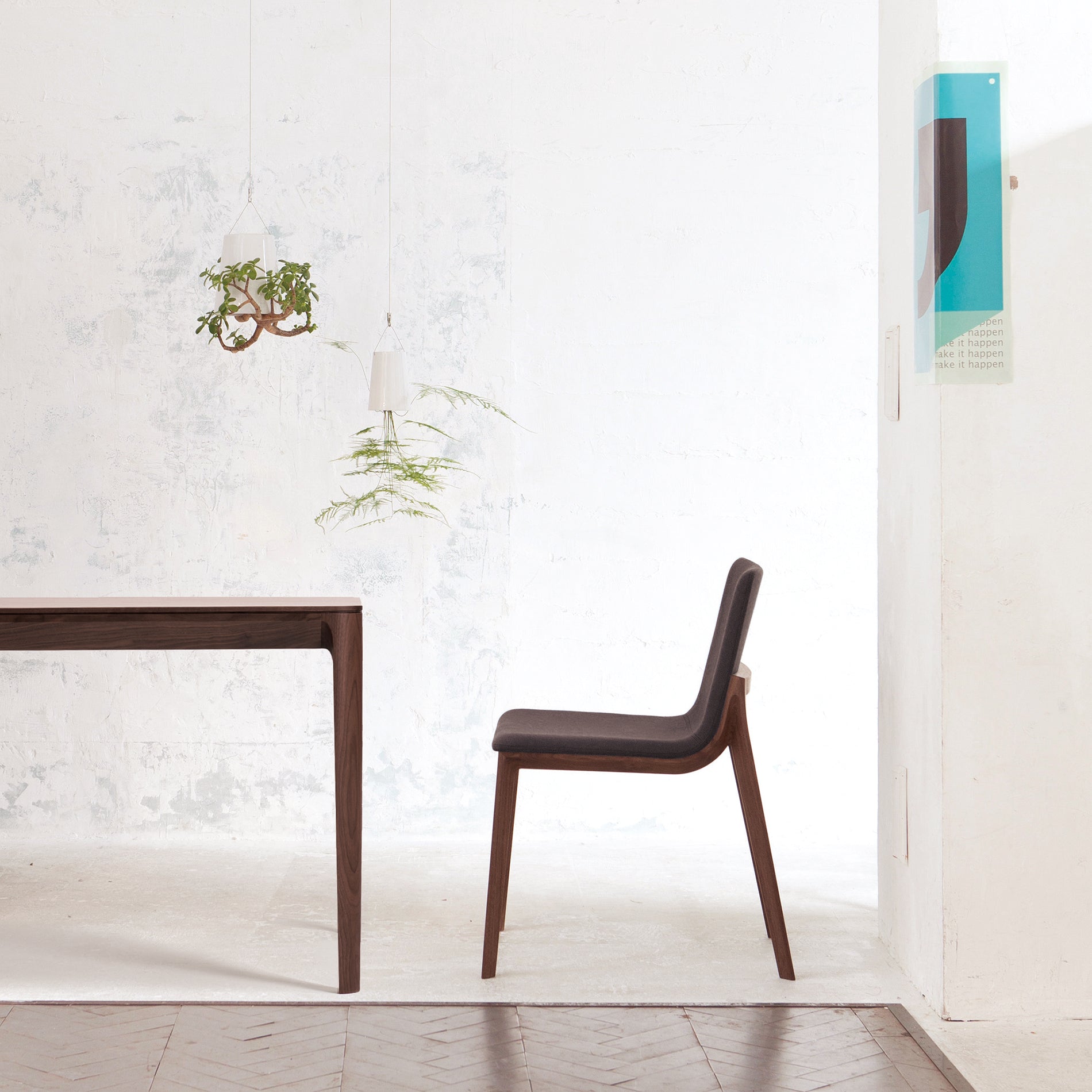 樹種・塗装:ウォルナット CW 張地:ウルトラスエード DGY/F3