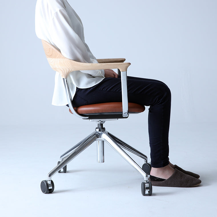レバーを上下に動かすことで昇降機能が、外側に引っ張ることでロッキング機能が使用できます。