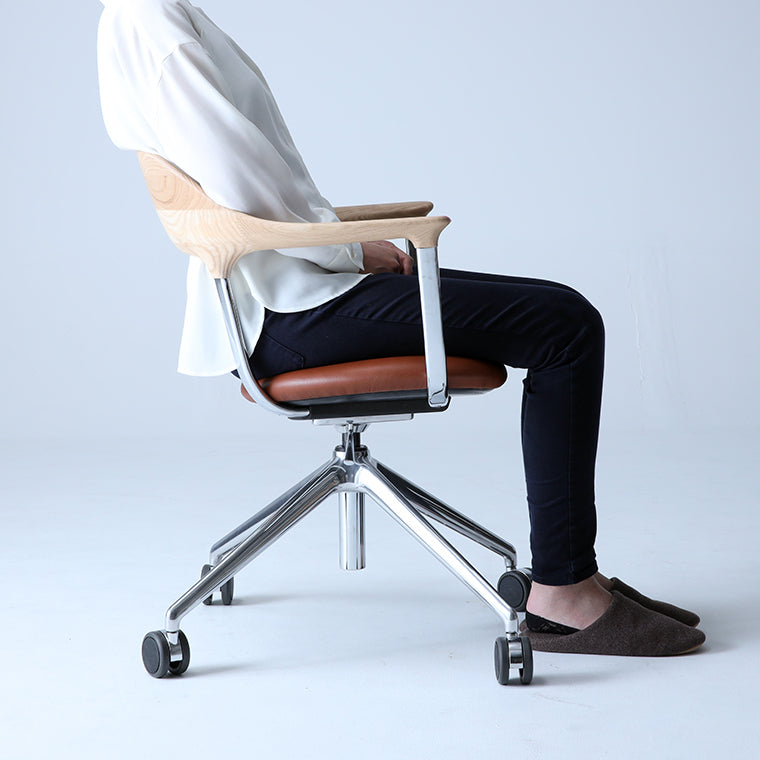 レバーを上下に動かすことで昇降機能が、外側に引っ張ることでロッキング機能が使用できます。