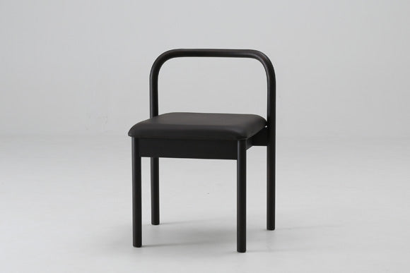 素っ気ないほどシンプルにデザインされた椅子