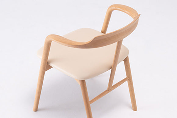 北海道産ナラ材の美しさを感じる椅子