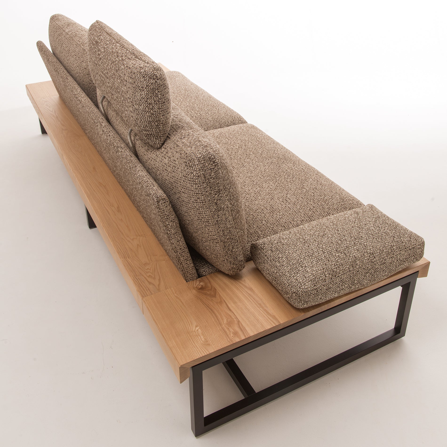 両肘の無垢材は横接ぎにより個性を演出。 ※アームクッションは別売りです。