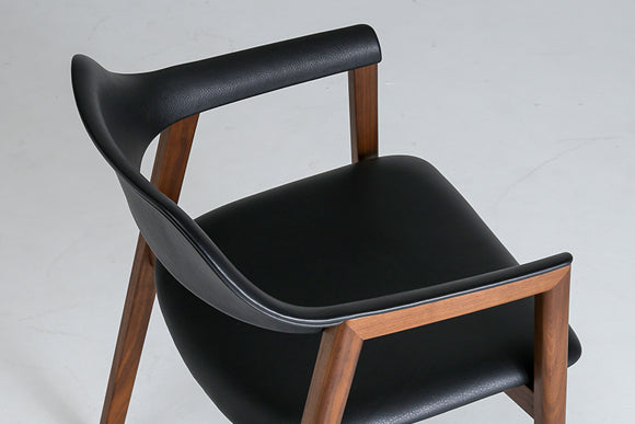 薄い背から肘のデザインは樹脂素材ならでは。体をしなやかに受け止める独特な弾力で腰掛ける人を魅了します。