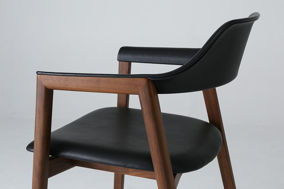 アームの触れる部分は滑らかに削り、背から肘の体を包み込むラインに合わせごく僅かな曲線を描いています。