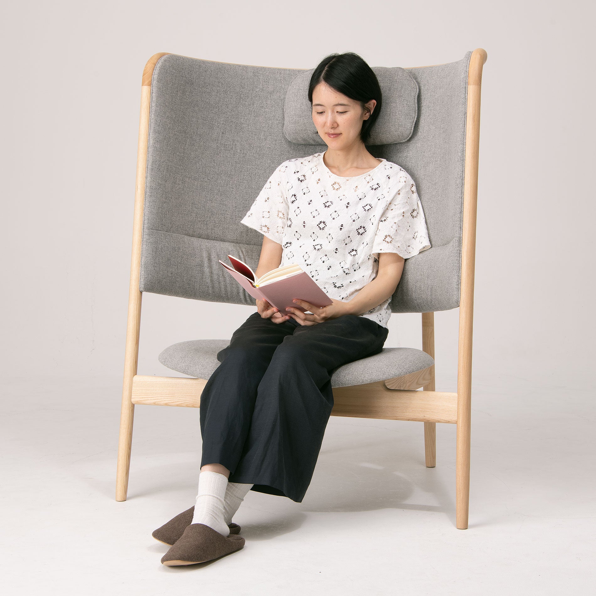 まわりの視線を遮る高さと体を包むような背 ※モデル身長167cm