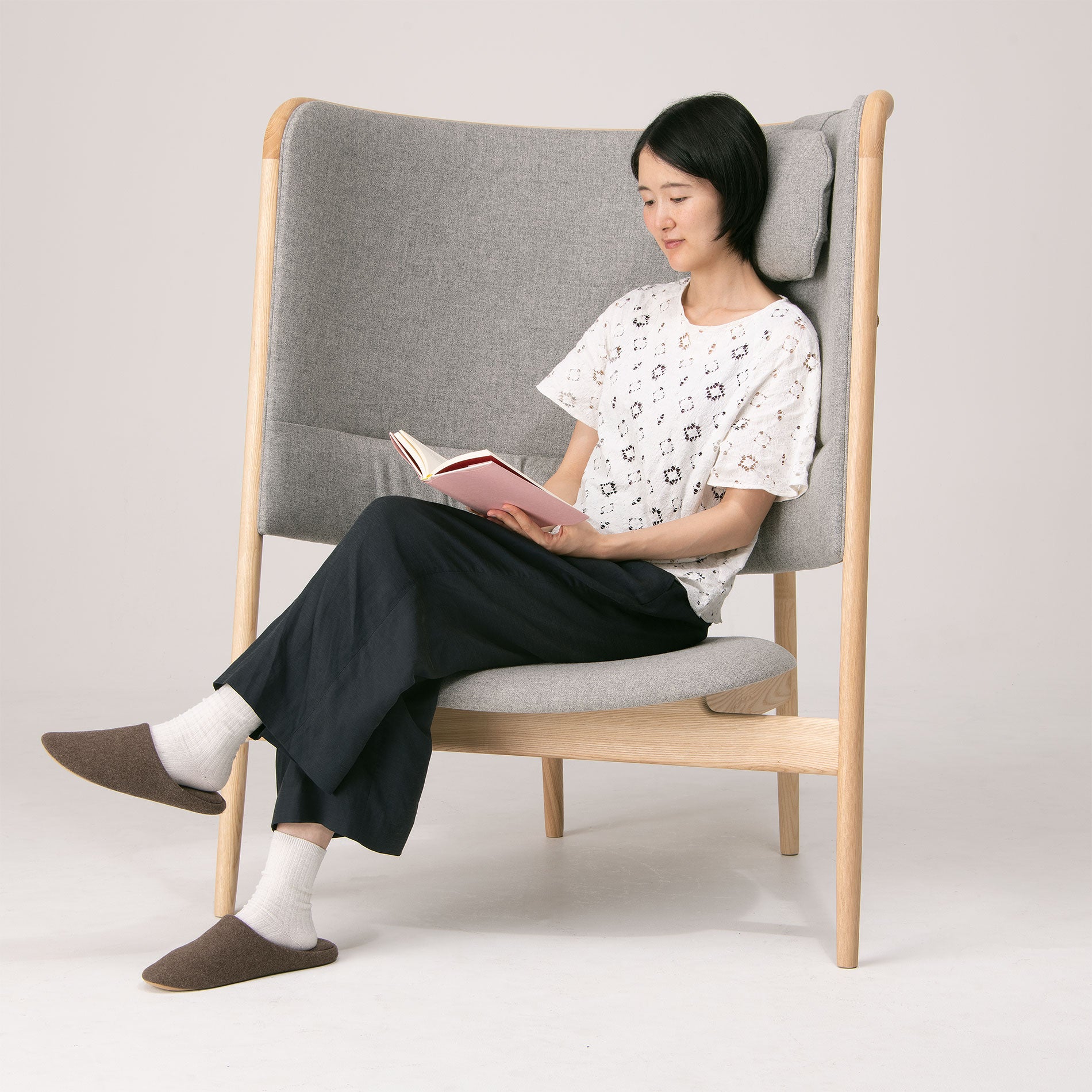 腰掛ける体勢によってヘッドレストを自由な位置に変更可能です。 ※モデル身長167cm