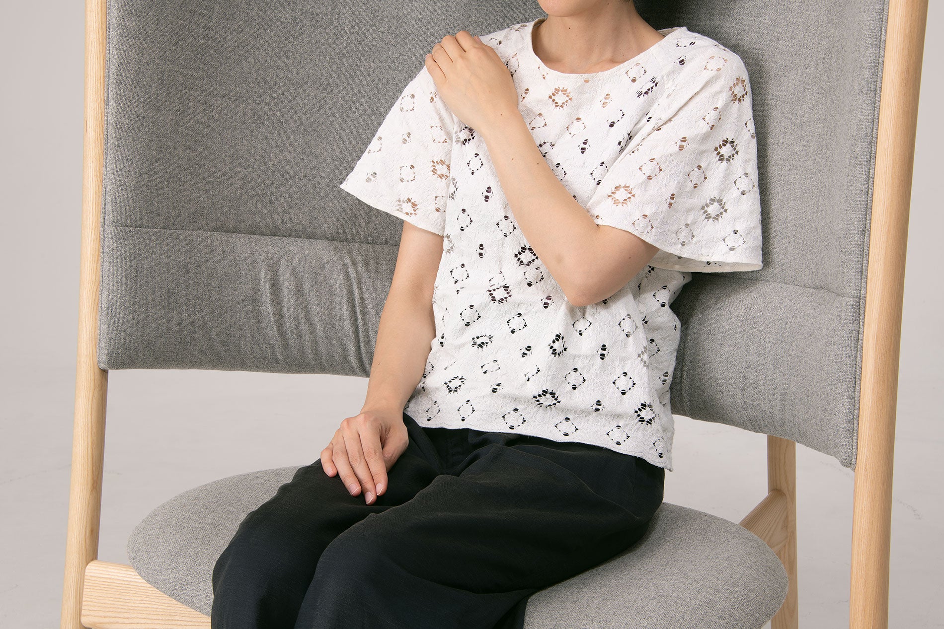 体勢を自由に変えられる広い座面