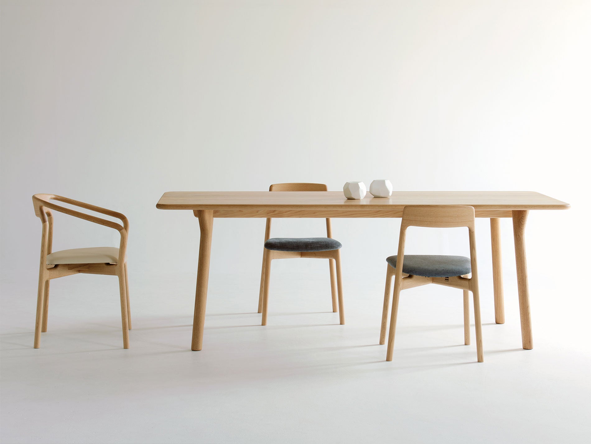 樹種・塗装:北海道ナラ NF 張地:メープル DBG/F3