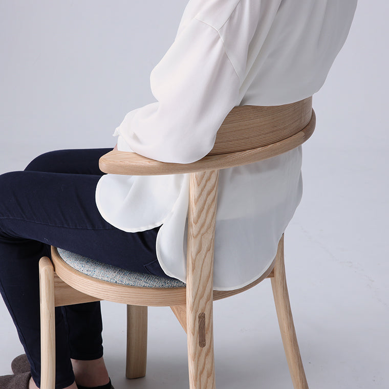体を包み込むような感覚の丸みのある背。