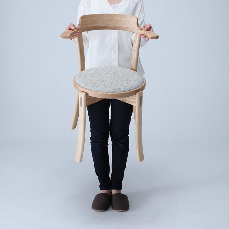 軽量でコンパクトな、使い勝手の良い丸椅子です。