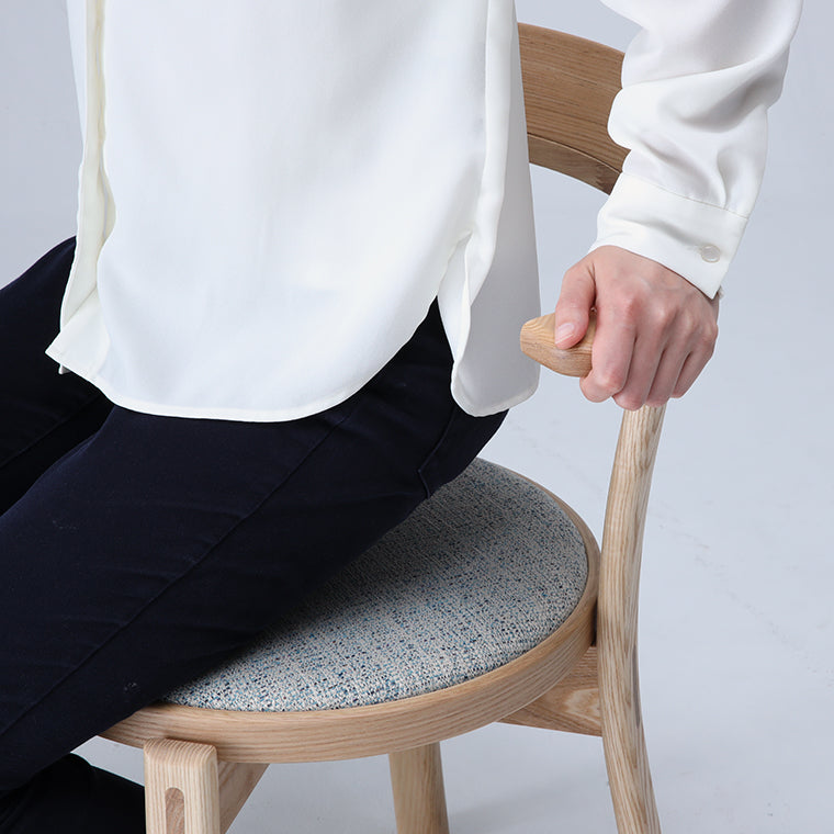 立ち座りや出入りがしやすいハーフアーム。