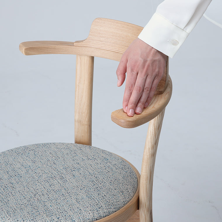 立ち座りや出入りがしやすいセミアーム