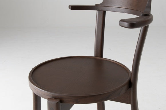 お手入れしやすい木の座面。