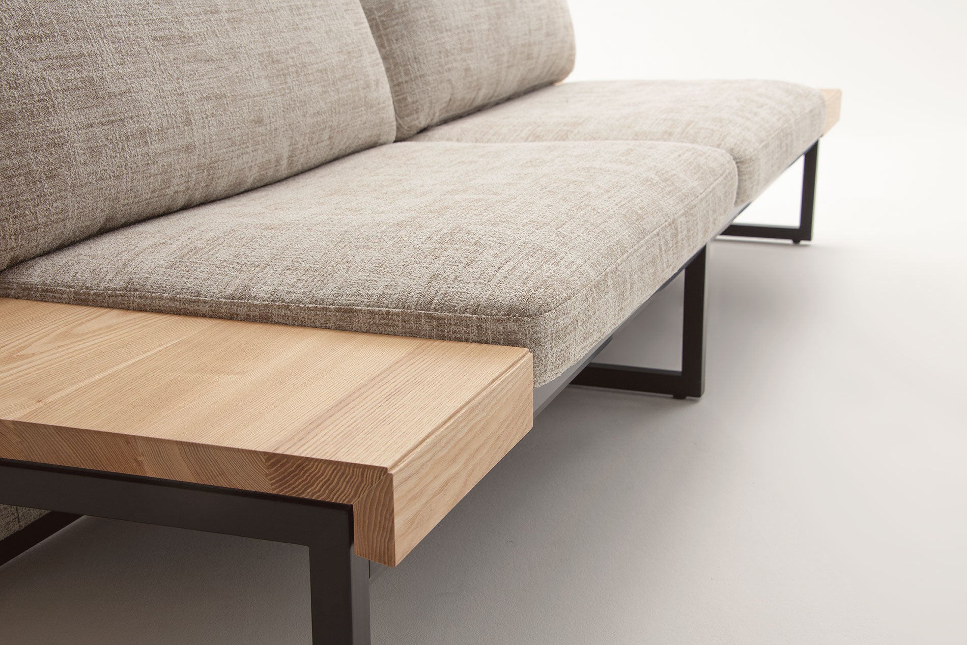 薄い見た目ながら深みのある沈み込みと、高い安楽性を実現した座。