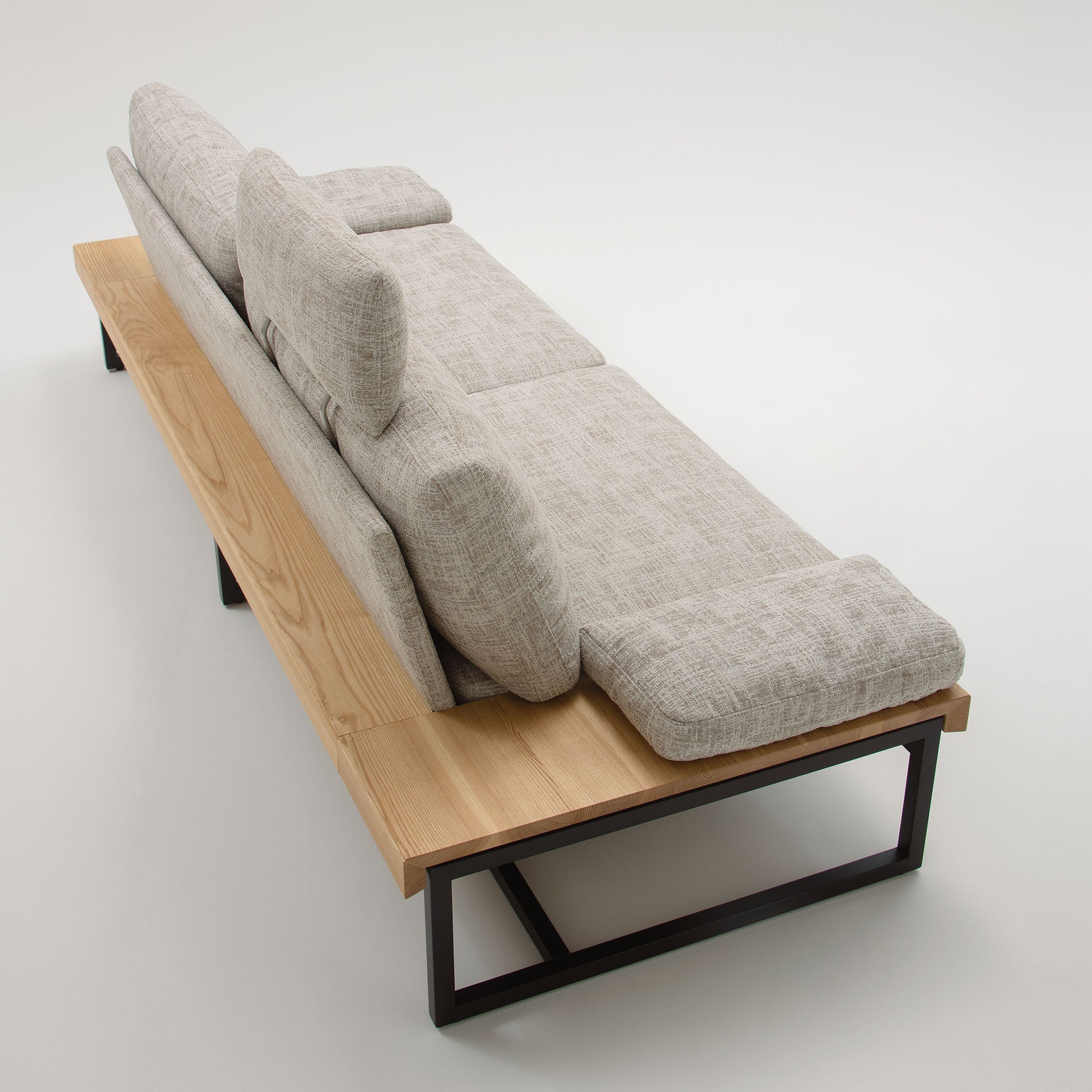 肘を延長し背を囲むように回したことで、安定した印象に。