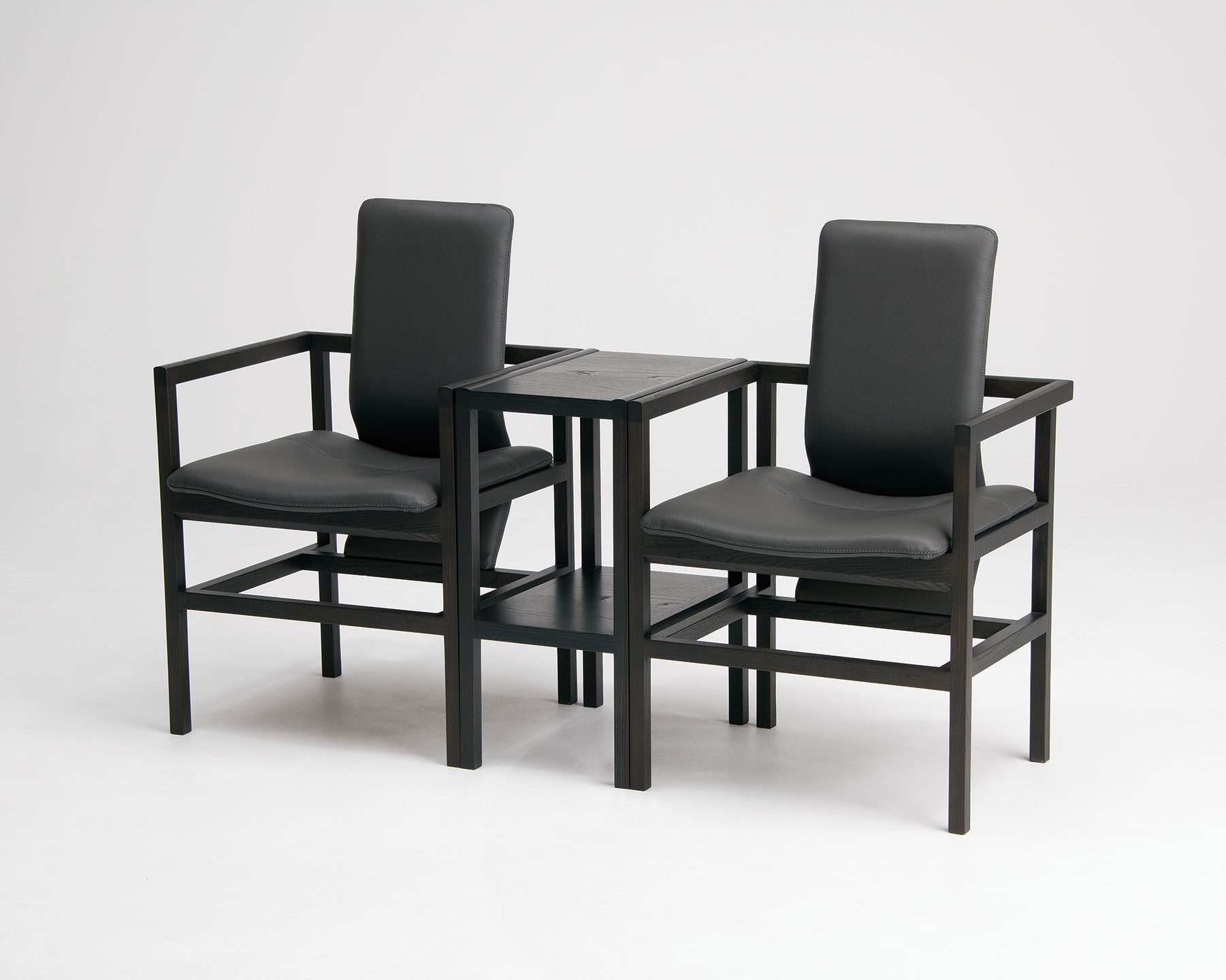 肘と同じ高さのサイドテーブルとの組み合わせ。