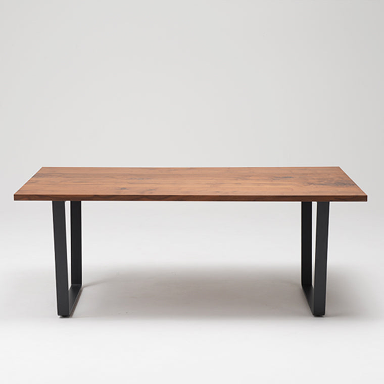 金属脚と無垢板とのコントラスト