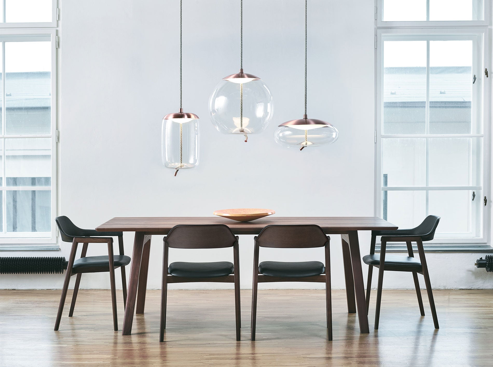 アームチェアー UB(座張) H 樹種・塗装:ウォルナット CW 張地:BQ-BL/L3