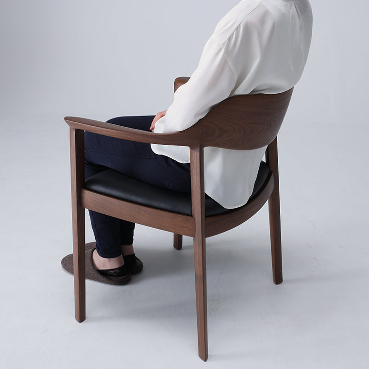 たっぷりとした木背。体が包み込まれるような座り心地です。