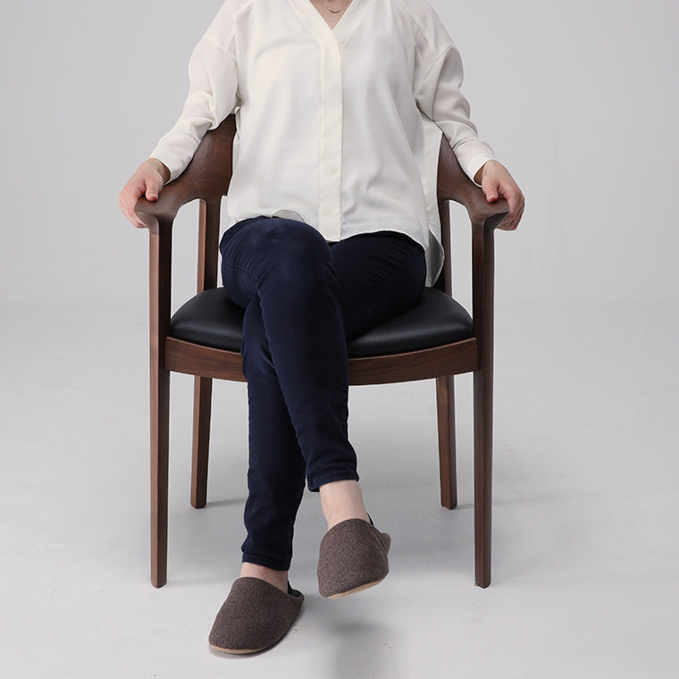 余裕のある座幅と低めの座高。