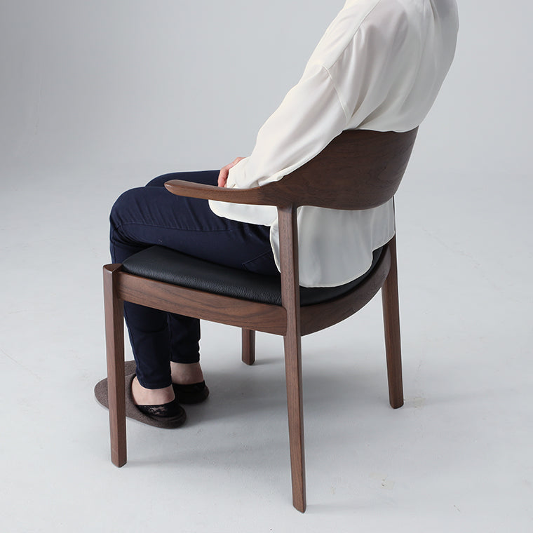 たっぷりとした木背。体が包み込まれるような座り心地です。