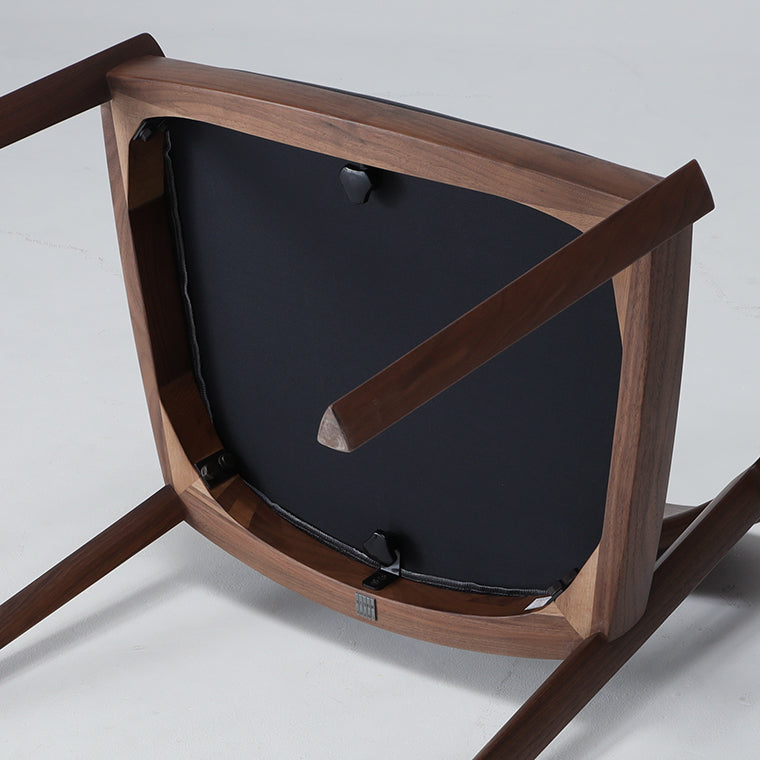 カバーの付け替え時は、座を留めているネジを外し、本体から座を外して付け替えます。