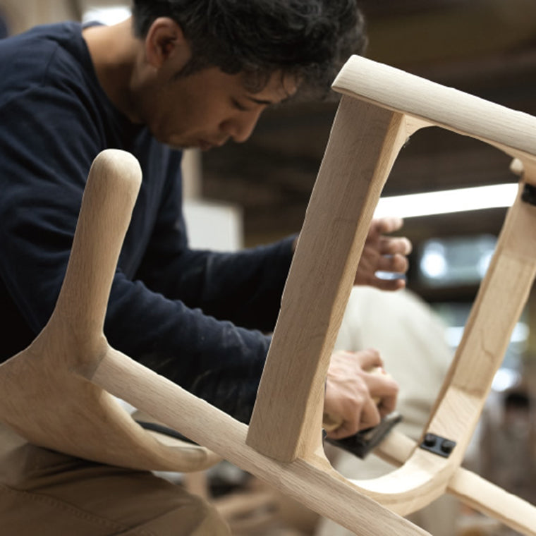 北海道旭川の工場で、職人が一脚一脚丁寧に仕上げています。