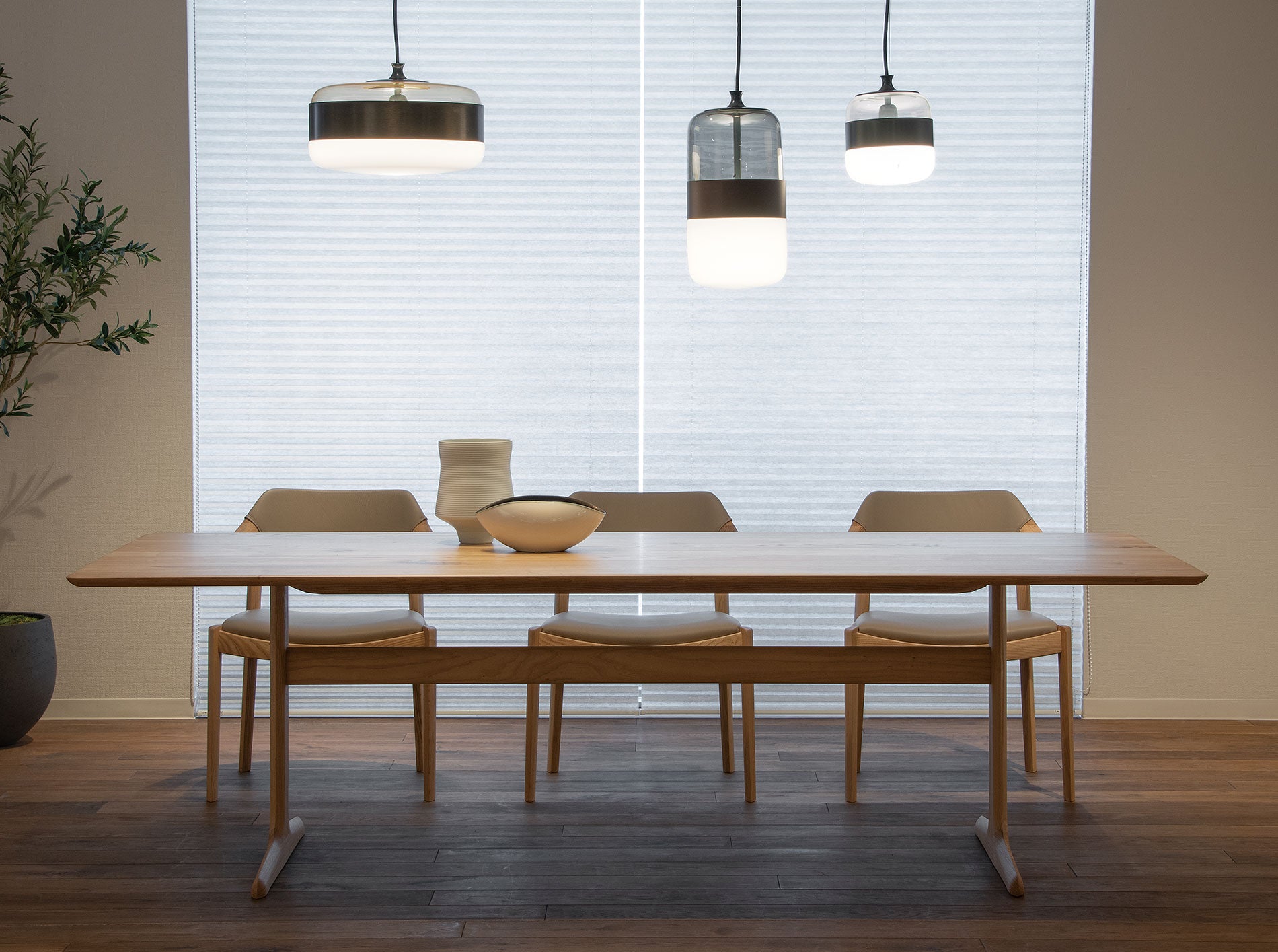 T脚ソリッドテーブル 240×100 D、サイドチェアー H(背張) 樹種・塗装:北海道タモ NF 張地:KP-LGY/L3