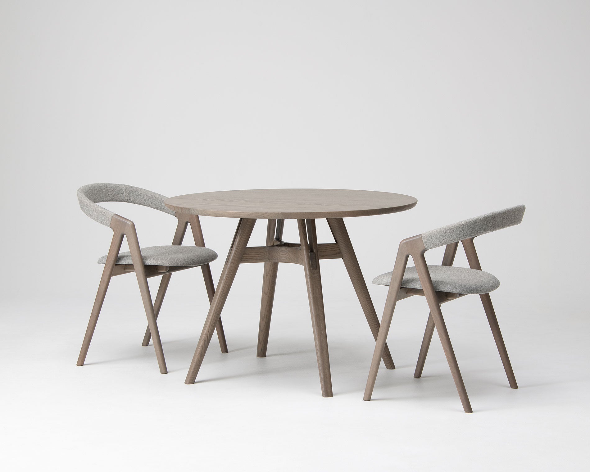 ラウンドテーブル φ100 樹種・塗装:北海道タモ GY サン ダイニング チェアー(座張) 樹種・塗装:北海道カバ GY 張地:トニカLGY/F4