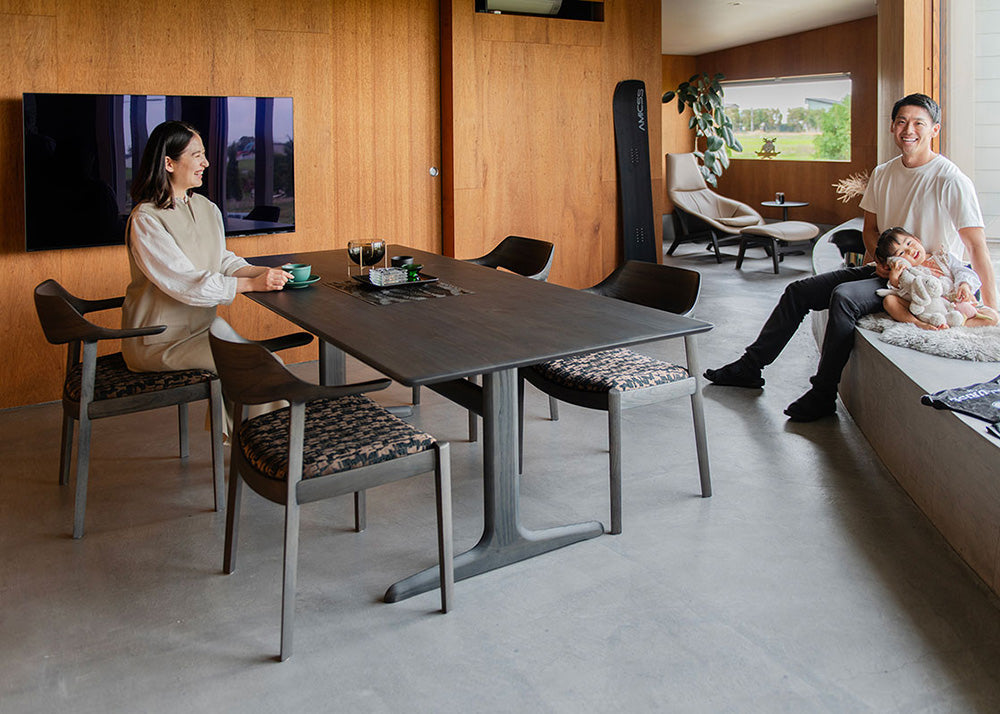 プロスノーボーダー 桃野慎也選手にカンディハウスの家具をお試しいただきました ― モダンな建築に映えるWING LUX×ラグース ―