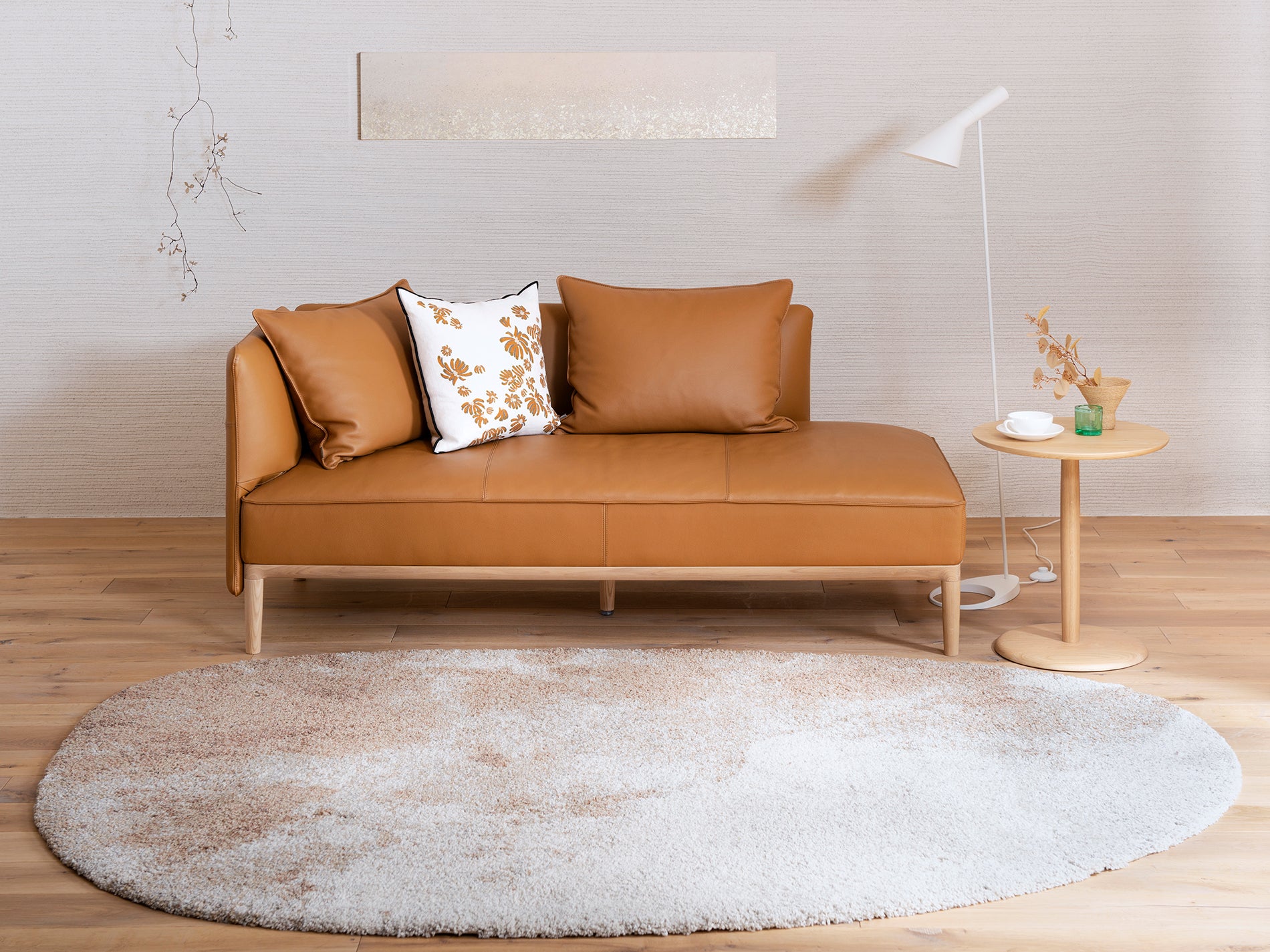 イコロ リビング SB アームレス 150 L M　樹種・塗装：北海道タモ WNF　張地：EN-BE/L3　｜KAMUY LUX リビング サイドテーブル Φ45　樹種・塗装：北海道ナラ NF