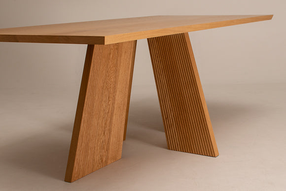 「袴」をイメージした力強いデザインの無垢テーブル