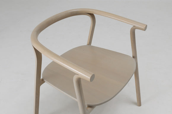 海外でも人気を誇る、デザイン性の高い椅子