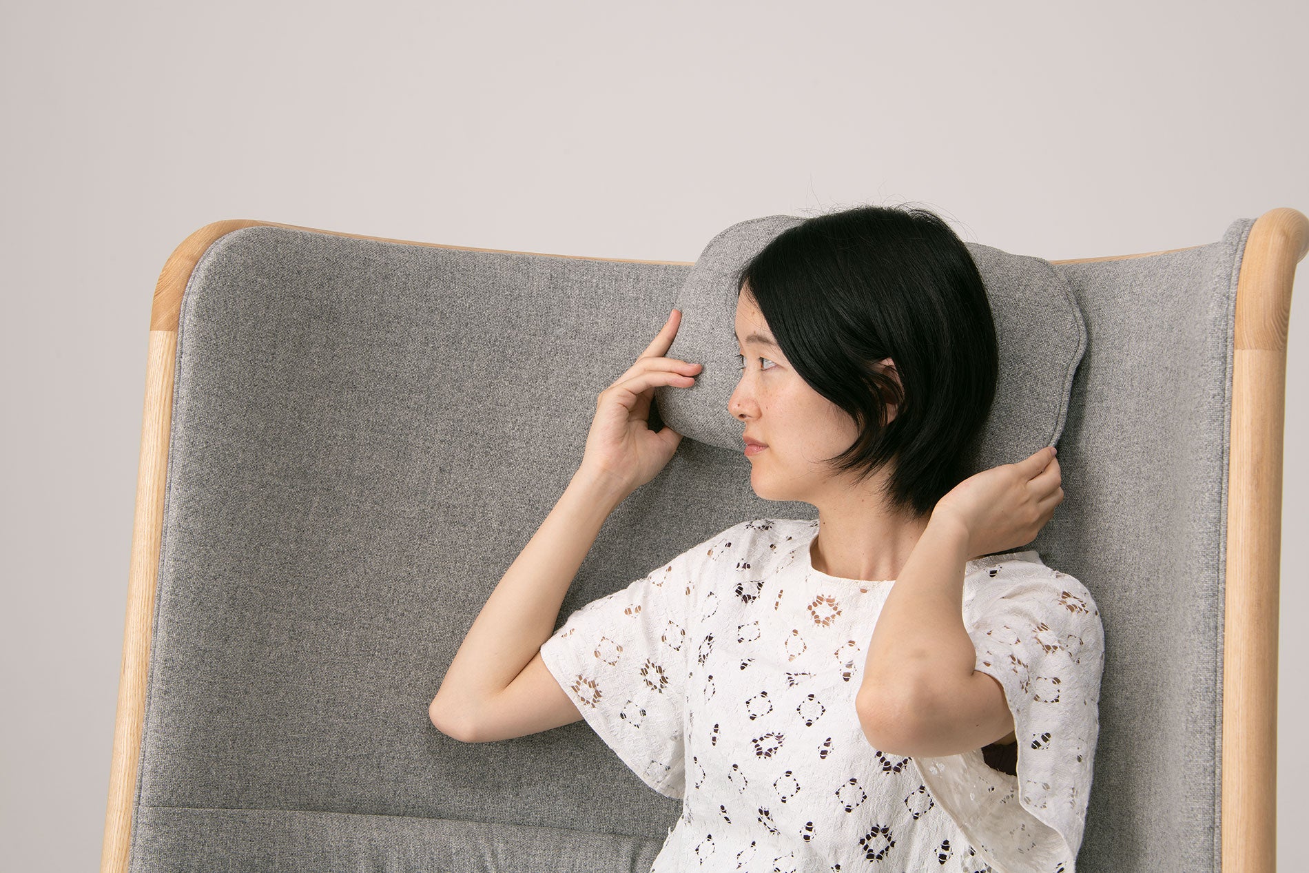 腰掛ける体勢によってヘッドレストを自由な位置に変更可能です。 ※モデル身長167cm