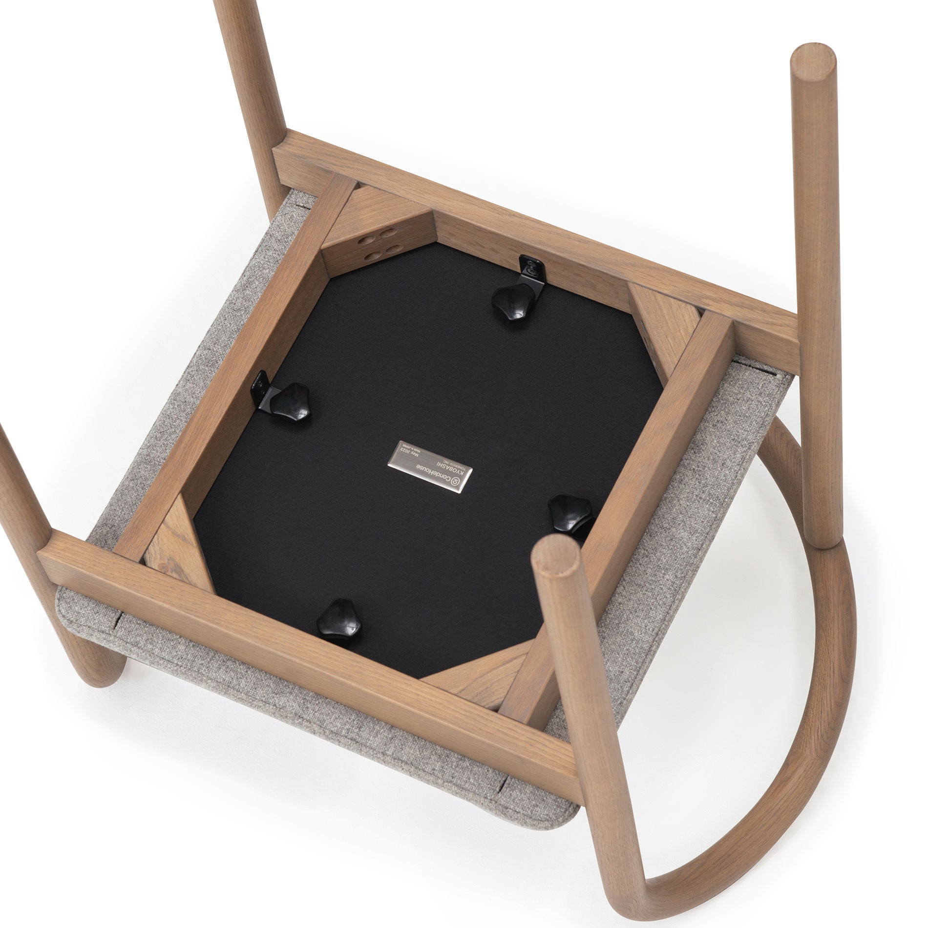 座を留めているネジを外し、本体から座を外します。座のカバーを留めているマジックテープを外し、座クッションからカバーを外します。