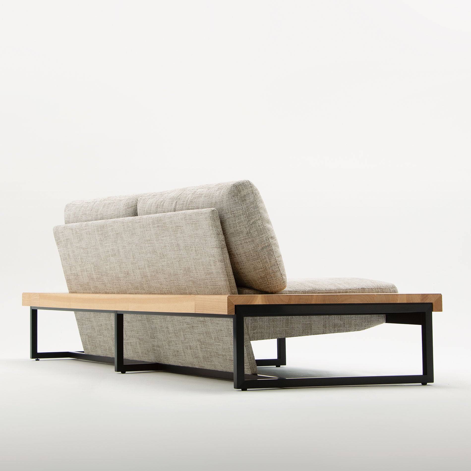 背と座を支える細身のフレーム。木部と色を変えコントラストを付けたことにより、透け感や浮遊感が生まれます。