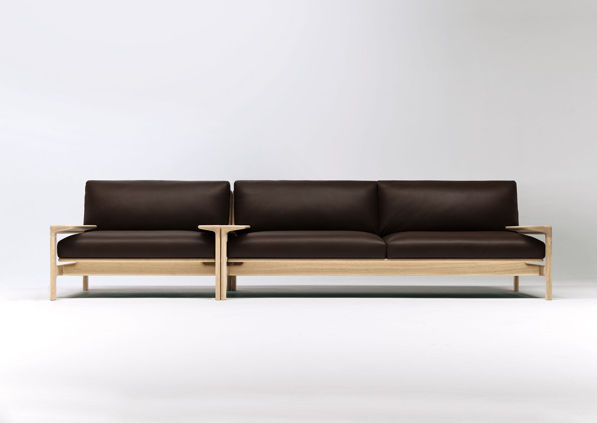 ソファーとアームチェアーを並べると3mほどの贅沢なソファーに。肘がテーブルのように使えるのも魅力です。